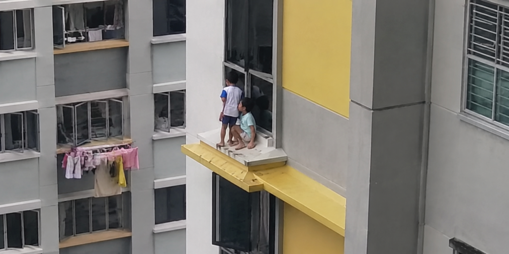 Apa yang ada diluar apartment sebelah tu.